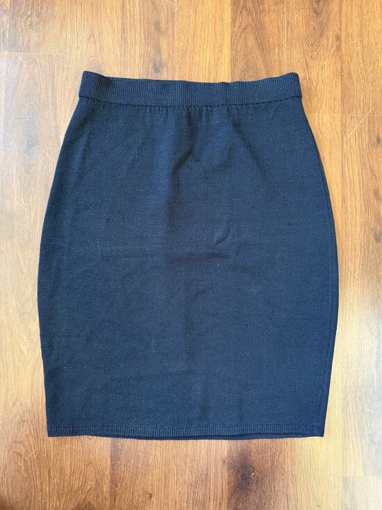 St. John Dresses & Skirts - St. John Knit Pull On Skirt Black Sz 8 High Rise Contour Business Career Formal